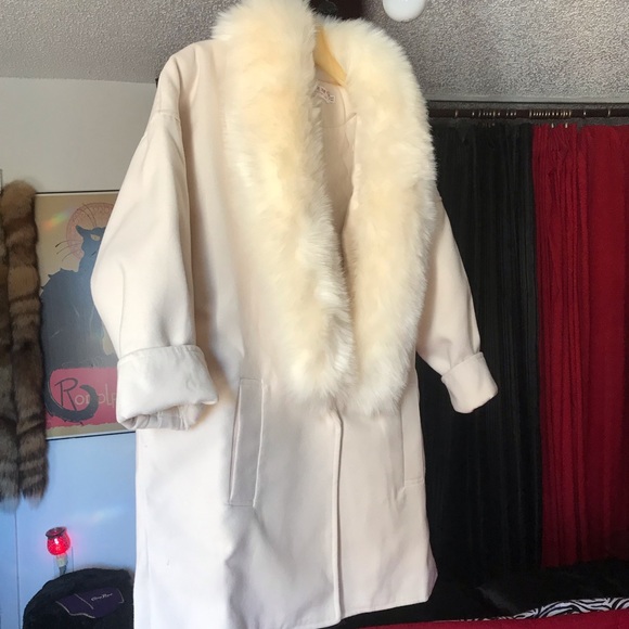 unknown Jackets & Blazers - 🖤NWOT🖤 WHITE FUR COLLARD JACKET W/DETACHABLE FUR